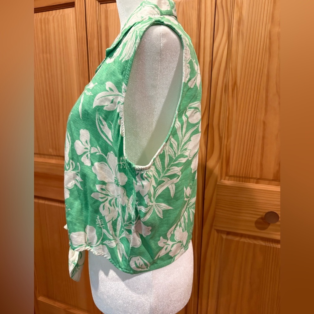 Caribbean Joe Floral Green/white Sleeveless button up tie front top with collar - Picture 4 of 10